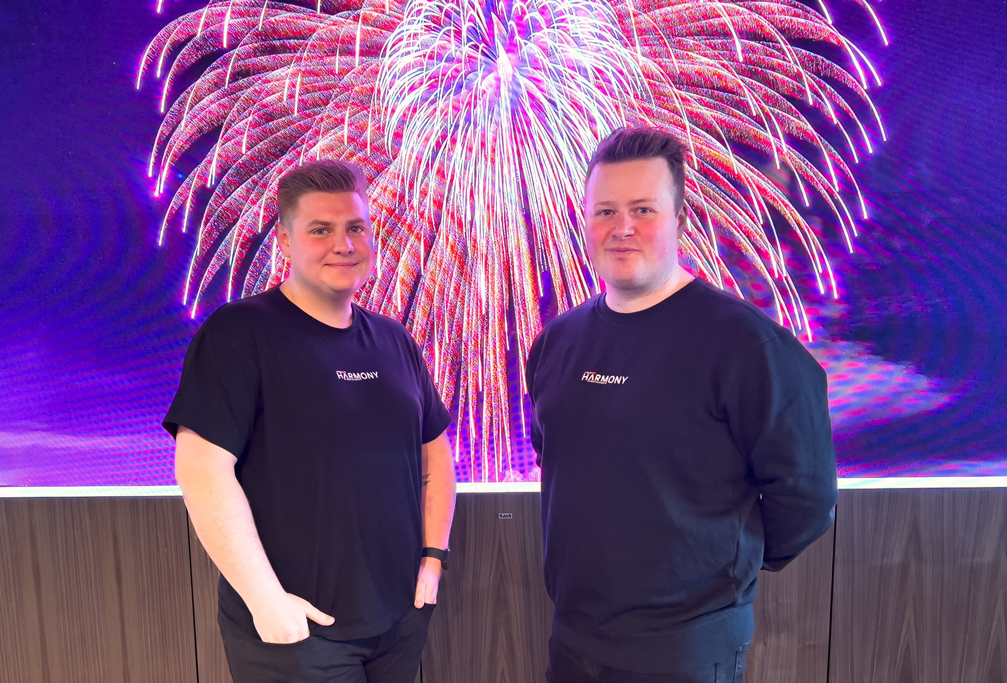 Fra venstre: Anders Sivertsen og Tage Bore Ribesen driver selskapet Harmony Pyrotechnics. 
