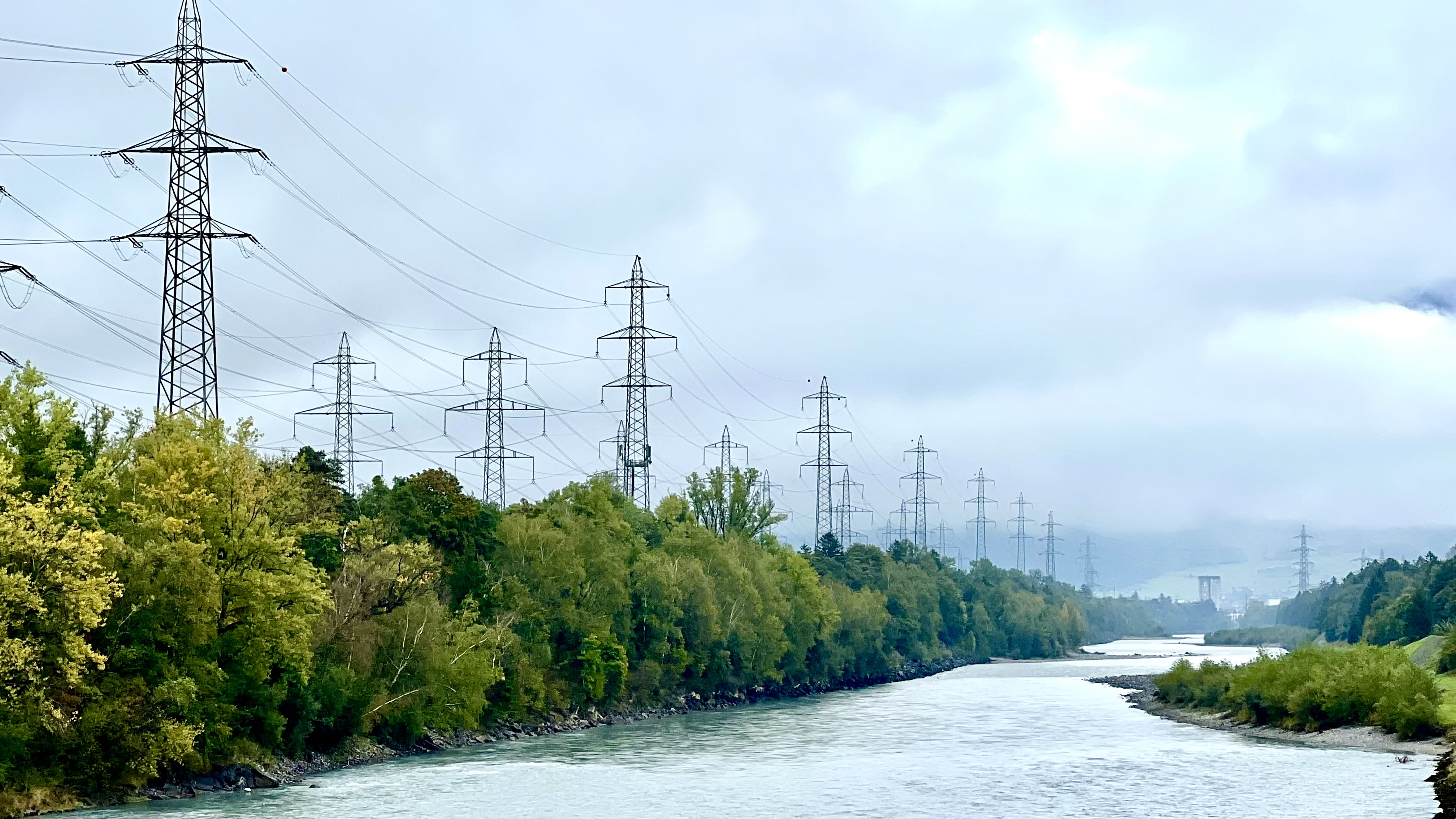 Strømmastene står tett i tett der Rhinen passerer gjennom Bad Ragaz i Sveits. Det europeiske strømmarkedet skjelver foran en lang og usikker vinter.